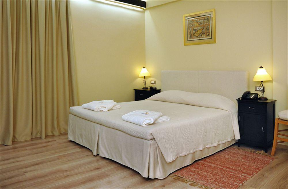 Efplias Hotel Apartments 피레아스 외부 사진