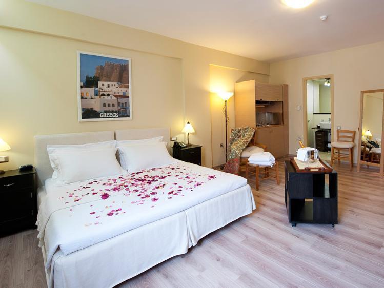 Efplias Hotel Apartments 피레아스 외부 사진