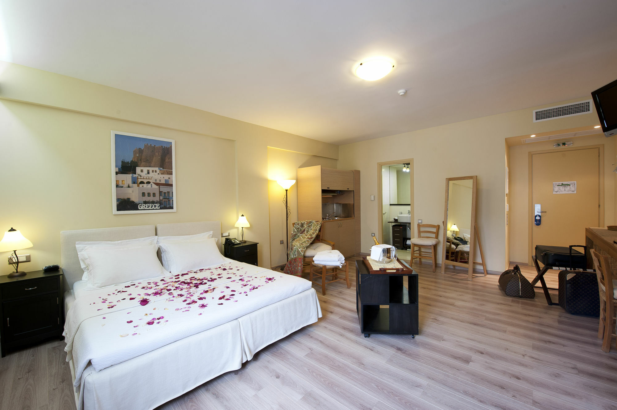 Efplias Hotel Apartments 피레아스 외부 사진