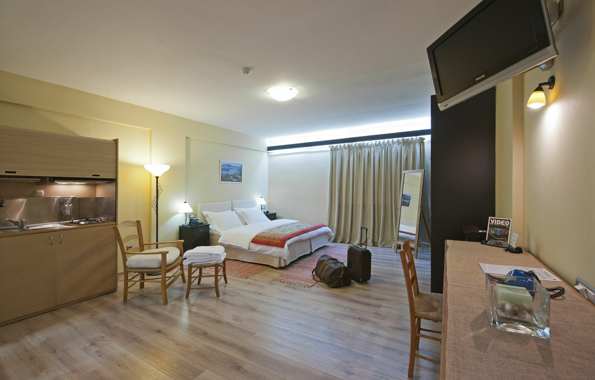 Efplias Hotel Apartments 피레아스 외부 사진